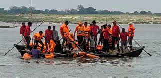 गाजीपुरः 25 सवारियों से भरी नाव गंगा की बाढ़ में पलटी, दो की मौत, पांच बच्चे लापता,प्रशासन लगा बचाव में