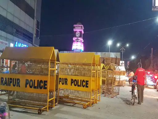 प्रदर्शन से पहले परेशानी:BJP के प्रदर्शन से पहले रात को ही राजधानी की सड़कों पर बैरिकेडिंग; जाम लगा,