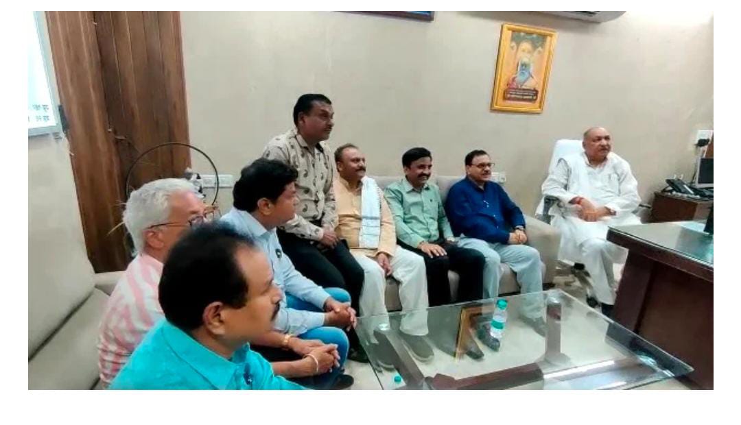 छत्तीसगढ़ में अधिकारी-कर्मचारियों का हड़ताल खत्म हो गया है. कृषि मंत्री रविंद्र चौबे की मध्यस्थता बैठक के बाद फैसला लिया गया है|