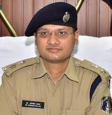 देर रात गश्त पर निकले एसपी,  पार्षद  पार्षद वशिष्ठ नारायण मिश्रा भी गाड़ी में बिना सीट बेल्ट लगाए मिले।लगाई फटकार