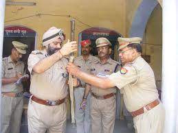 वाराणसी कमिश्नरेट के दो थानेदारों पर गिरी गाज:IPS को घूस देने के प्रयास में सिगरा थानाध्यक्ष सस्पेंड; शिवपुर इंस्पेक्टर लाइन हाजिर