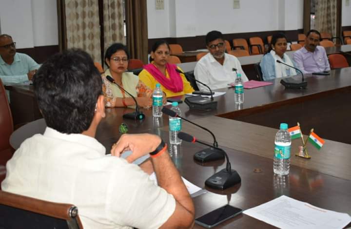 जिलाधिकारी ने सहकारिता विभाग द्वारा संचालित योजनाओं की समीक्षा की