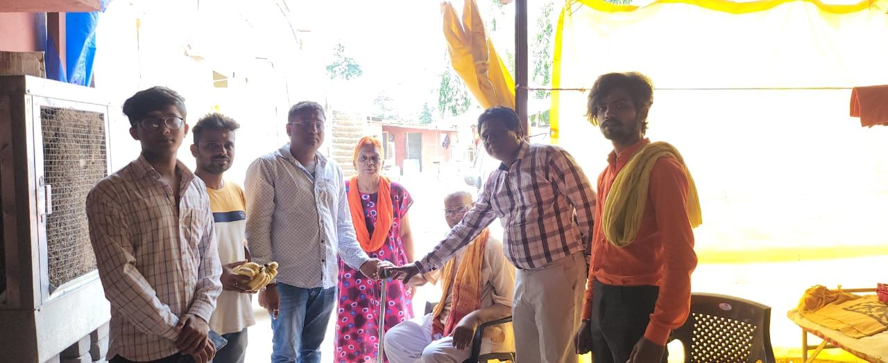 पंडित दीनदयाल उपाध्याय के जयंती पर वृद्धाश्रम में बांटा गया बैसाखी