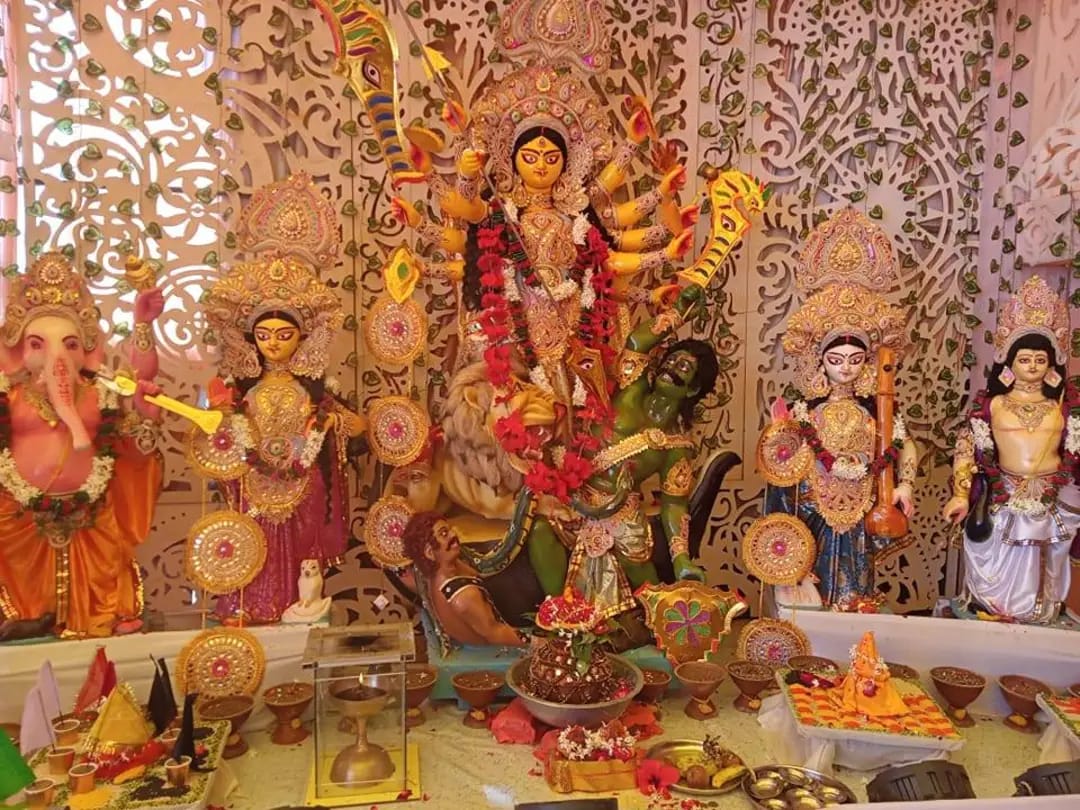 नवरात्रि के पावन अवसर पर हर वर्ष की भांति इस वर्ष भी बीहसडा़  बाजार में दुर्गा माता की दिव्य मूर्ति स्थापित