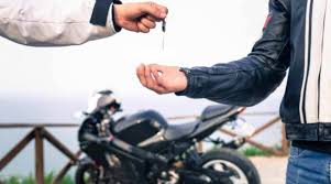 नकली पुलिस बनकर ग्रामीणों से दिनदहाड़े लूट:चेंकिंग के बहाने गाड़ी का कागज मांगा और रुपए लेकर हो गया फरार