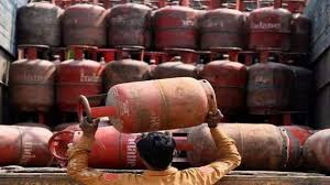 खुशखबरी, 91.50 रुपए सस्ता हुआ गैस सिलेंडर