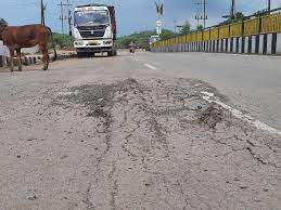 भिलाई :: 9 माह में ही दम तोडऩे लगी 28 करोड़ की कैनाल रोड; प्रशासन के पास कोई जवाब ही नहीं