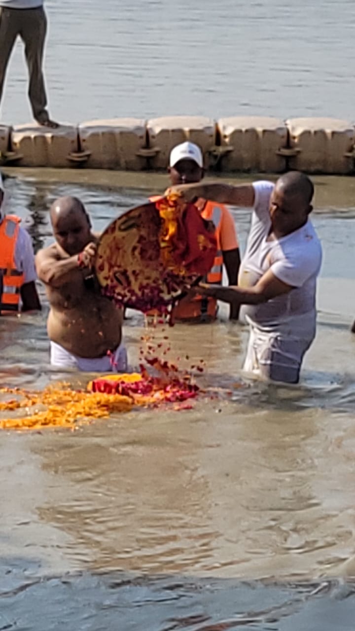 नेताजी की अस्थियां संगम में प्रवाहित:बेटी के साथ अखिलेश ने की पूजा, सैफई से परिवार सहित चार्टर्ड प्लेन से प्रयागराज पहुंचे