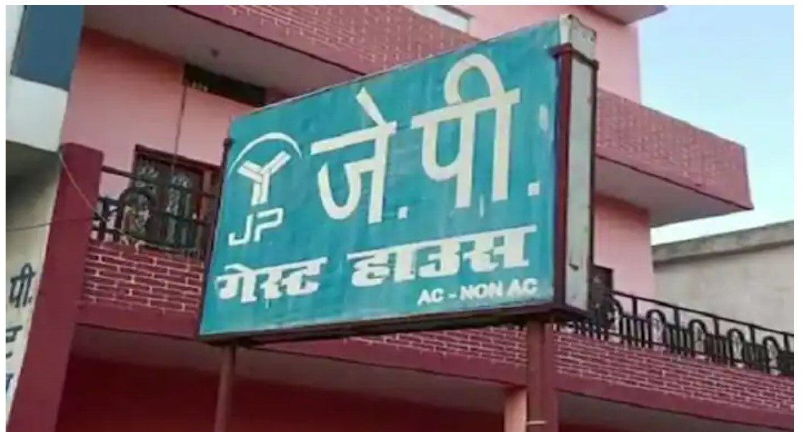 Varanasi breaking : गेस्ट हाउस में कपड़े बदलते हुए छात्राओं का फुटेज CCTV में कैद, आरोपी होटल संचालक और प्रबंधक गिराफ्तार।