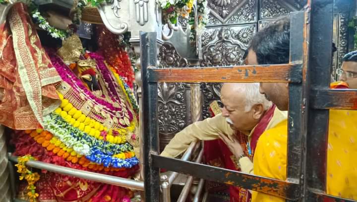 आरएसएस  प्रमुख  ने की माँ विंध्यवासिनी के दर्शन , ध्यान भी लगाया