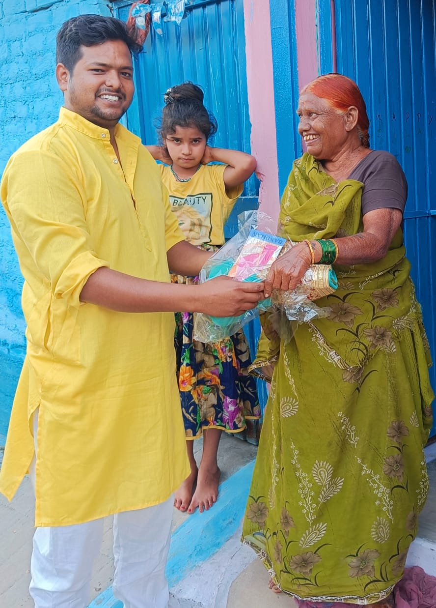 वैशाली नगर मंडल के अध्यक्ष निखिल सोनी ने जरूरतमंदों को बांटी दिवाली की खुशियां…