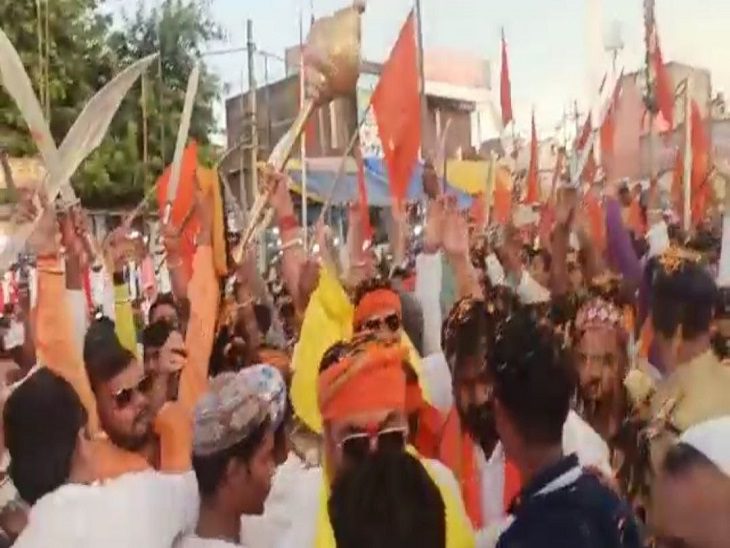 भिलाई में मस्जिद के पास शस्त्र लिए बजरंगियों की रैली पहुंचते ही की गई फूलों की वर्षा