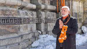 Uttarakhand: पीएम मोदी के दौरे से पहले बर्फ की सफेद चादर से ढका केदारनाथ, 20 कुंतल फूलों से सजा धाम, तस्वीरें