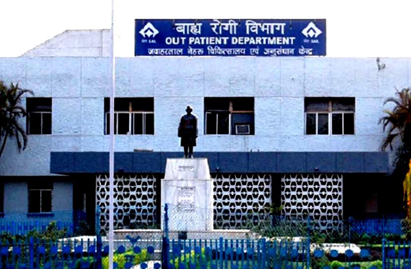 ‘दिवाली में नहीं दिया बोनस, नौकरी से भी निकाला’:सेक्टर-9 हॉस्पिटल के अटेंडेंट्स ने BSP प्रबंधन के खिलाफ दिया धरना, जमकर की नारेबाजी