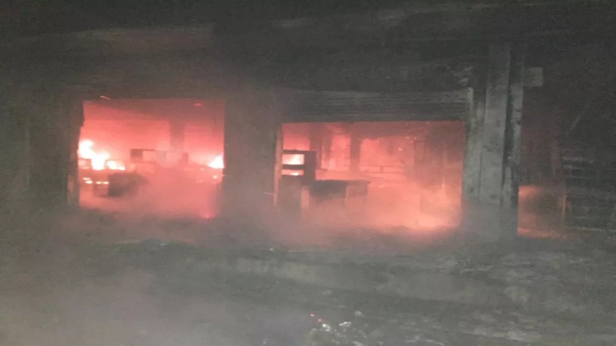 बीकानेर मिष्ठान भंडार में लगी आग:प्रयागराज के झूंसी में स्थित है ये दुकान; मिठाई समेत पूरा सामान जलकर राख