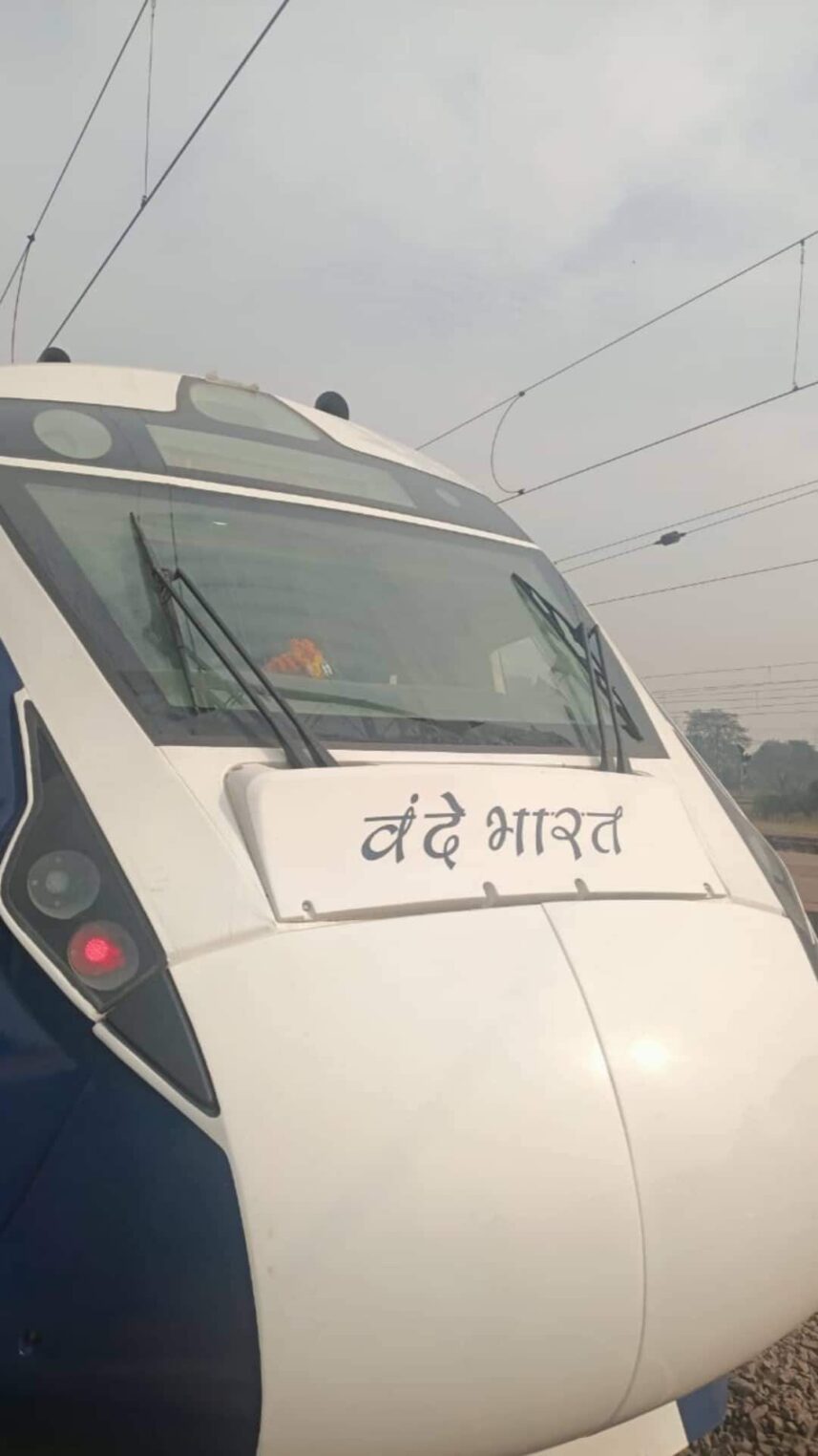 भिलाई के लोगों में दिखा उत्साह : : वंदे भारत की एक झलक पाने के लिए उमड़े लोग:दुर्ग सांसद सहित भाजपाइयों ने जगह-जगह किया स्वागत, यात्रियों ने कहा ये प्लेन का सफर है