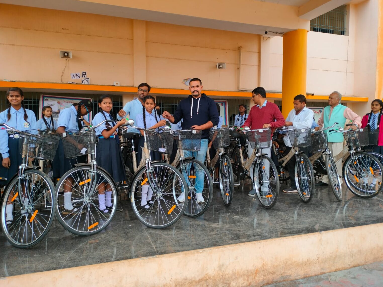 छात्राओं को सरस्वती साइकिल योजना के अंतर्गत साइकिल वितरित की गई पार्षद योगेश साहू प्रमुख रूप से मौजूद रहे