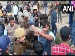 गेट का ताला बना बवाल का कारण:इलाहाबाद यूनिवर्सिटी में छात्रसंघ भवन पर हमेशा लगा हता है लॉक, बवाल के बाद 40 पर FIR