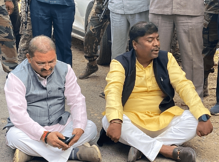 BREAKING चर्च पर हमले का मुद्दा गरमाया :: बीजेपी नेताओं और पुलिस में झूमाझटकी; सांसद मोहन मंडावी समेत कई नेता नारायणपुर जाने की कर रहे मांग, कलेक्टर ने जाने से रोका