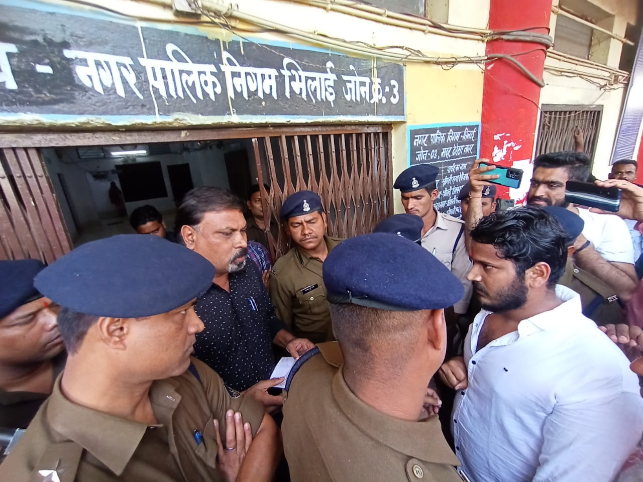 भाजयुमो द्वारा निगम जोन 3 का घेराव , जोरदार प्रदर्शन, जोन कमिश्नर पर बात न सुनने का लगाया आरोप