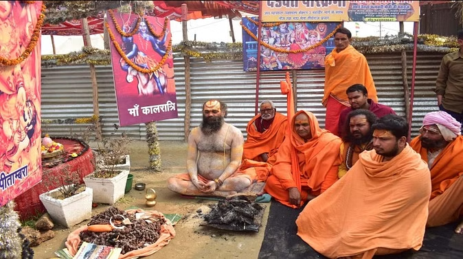 Magh Mela : दंडवत परिक्रमा रोकने पर अन्न जल त्यागकर अनशन पर बैठे मौनी स्वामी