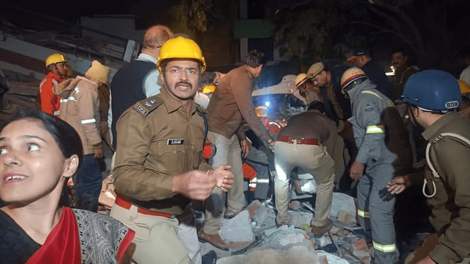 लखनऊ के हजरतगंज में पांच मंजिला इमारत गिरी, पांच की मौत; 35-40 लोगों के दबे होने की आशंका