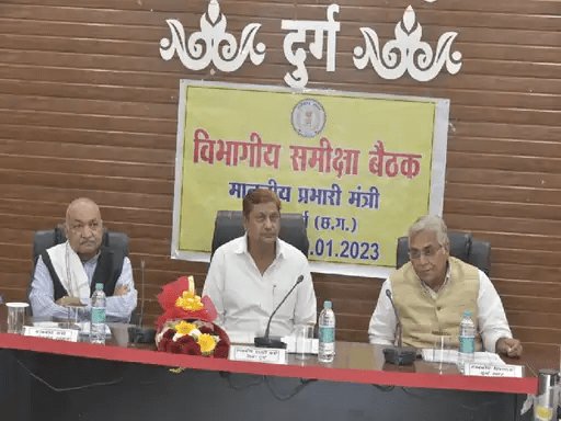 प्राइवेट हॉस्पिटलों को सख्त निर्देश:प्रभारी मंत्री ने समीक्षा बैठक में दिए निर्देश:हर निजी हॉस्पिटल के बिल काउंटर पर हेल्पलाइन नंबर 104 अनिवार्य