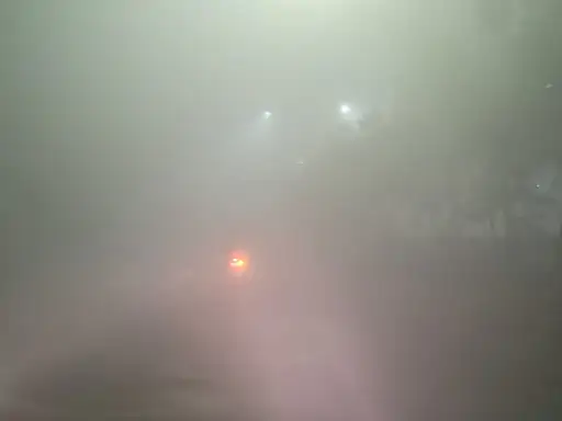कोहरे से चरमराई यातायात व्यवस्था:प्रयागराज से 6 फ्लाइट रद्द, शाम को आई प्रयागराज एक्सप्रेस, घने कोहरे की चादर ओढ़े रही संगम नगरी