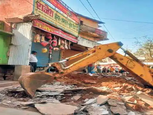 भिलाई निगम : अवैध कब्जों के खिलाफ कार्रवाई चला बुलडोजर : केम्प क्षेत्र में भिलाई निगम ने जेसीबी की मदद से हटाया कब्जा