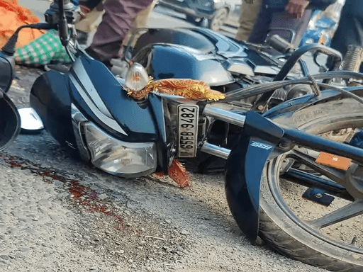 वाराणसी में भीषण एक्सीडेंट, सास-बहू की मौत:बाइक पर बैठकर जा रहे थे तीन लोग; पीछे से तेज रफ्तार ट्रेलर ने मारी टक्कर