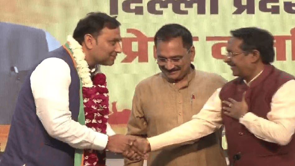 दिल्ली में “आप” पार्टी को बड़ा झटका :  MCD स्टैंडिंग कमेटी चुनाव:वोटिंग से पहले AAP पार्षद पवन भाजपा में शामिल, बोले- अभी कई और आएंगे