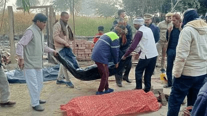 कानपुर ब्रेकिंग न्यूज़ : बिठूर घाट पहुंचे मां-बेटी के शव, अंतिम संस्कार की प्रक्रिया शुरू, भारी पुलिस बल तैनात