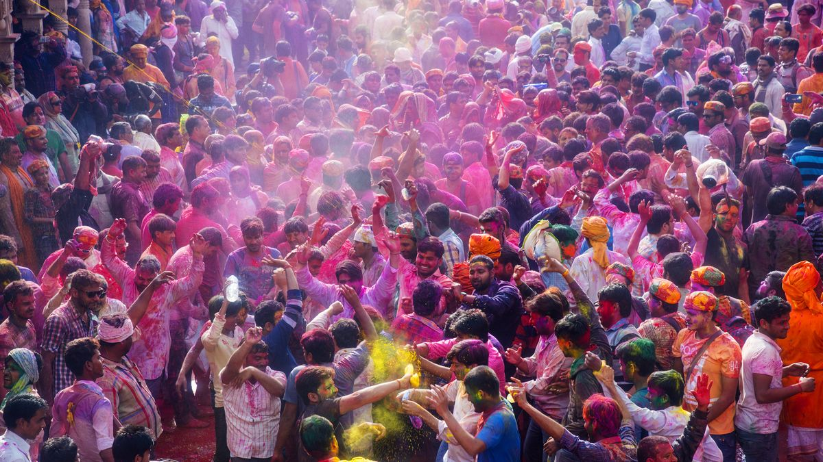 चेहरे से लेकर टाइल्स रंग में रंगे:होली पर गोल्डन हाइलाइट वाले बाल भी हुए खराब, इन उपायों से रंग छुड़ाएंगे तो नहीं होगी परेशानी