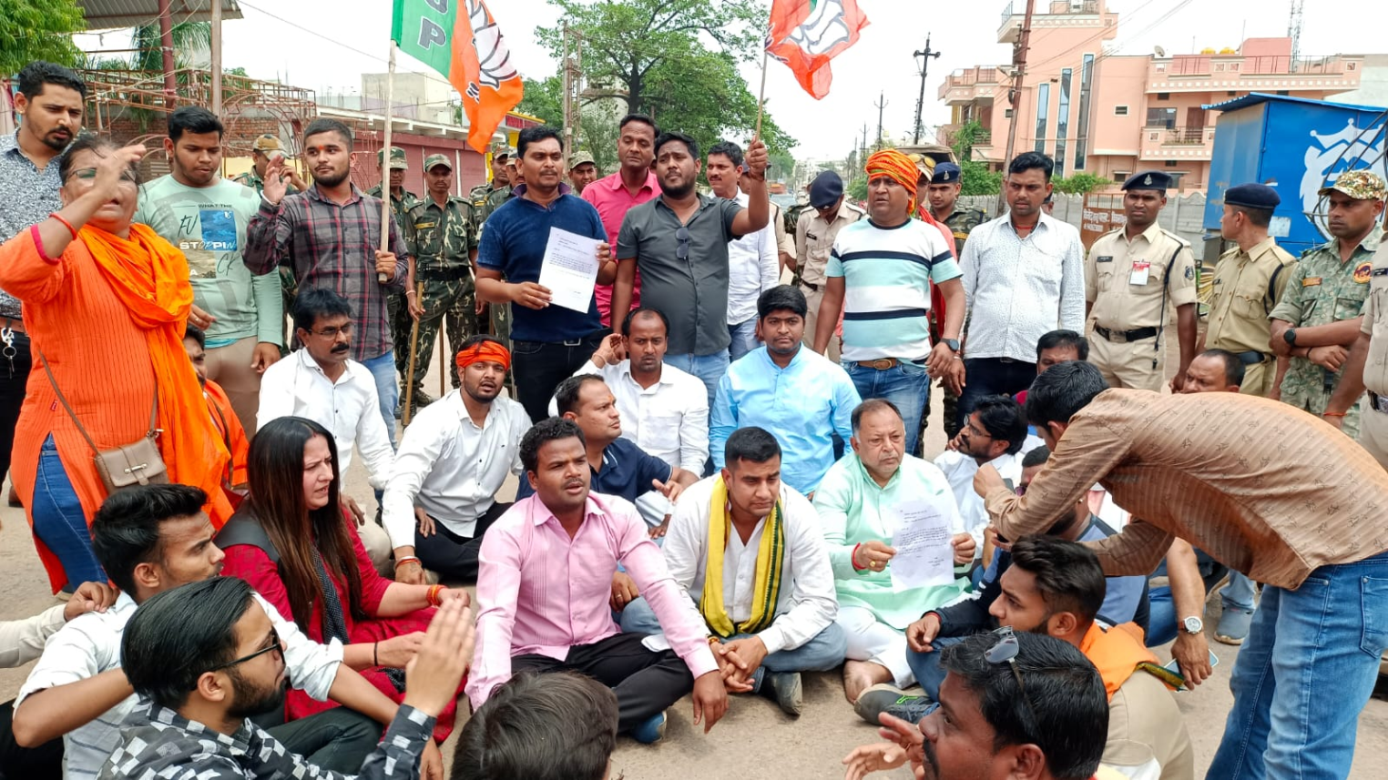 बीजेपी जिला अध्यक्ष ब्रजेश बिचपुरिया के नेतृत्व में सैंकड़ों कार्यकर्ताओं ने दी गिरफ्तारी