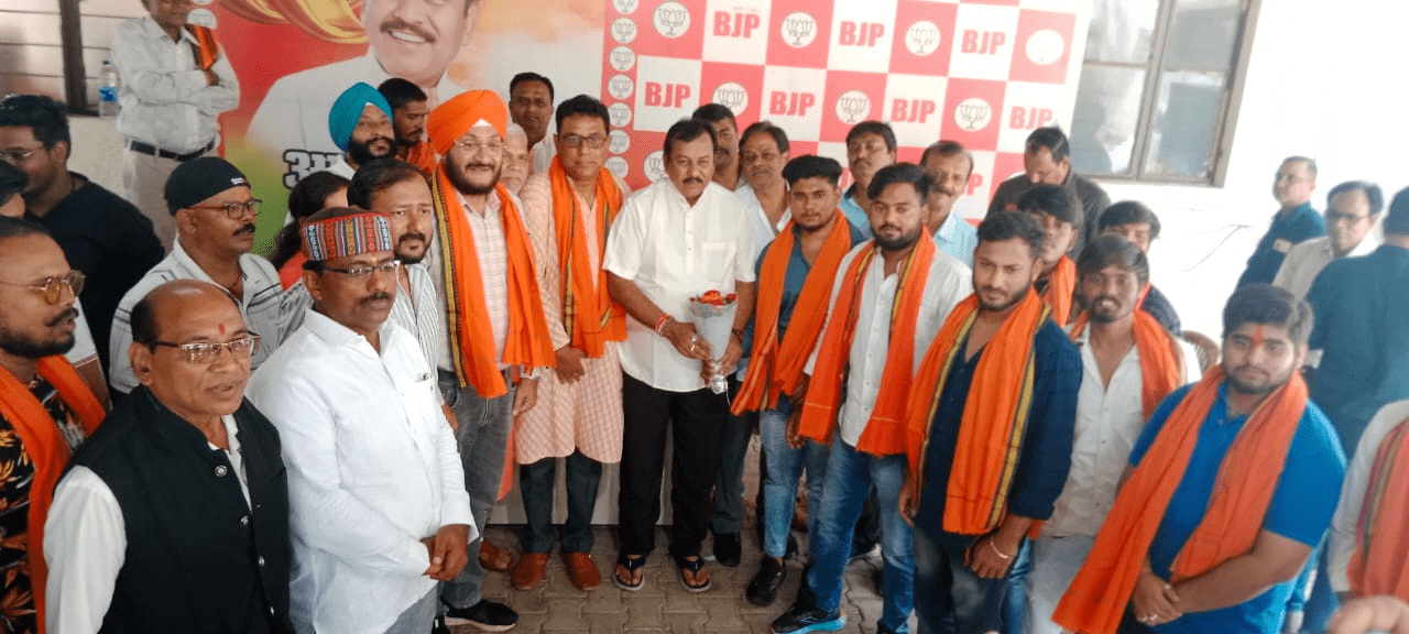 भाजपा संसद विजय बघेल ने 40 से अधिक लोगों को कराया भाजपा प्रवेश