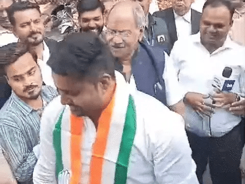 रायपुर दक्षिण उपचुनाव.सुनील के पैर छूकर आकाश ने आशीर्वाद लिया.दोनों ने शुभ मुहूर्त में भरा नामांकन; शर्मा 24, सोनी 25 को करेंगे रैली