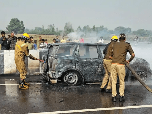 लखनऊ में चलती कार में लगी आग:बोनट से अचानक उठा धुआं; कार सवार कूदे; घर पहुंचने से 3 KM पहले हुआ हादसा