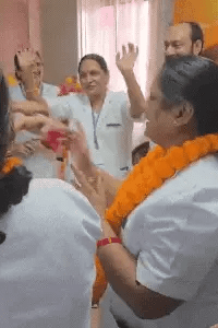 वाराणसी अस्पताल में नर्स-डॉक्टरों का डांस,VIDEO:नर्सिंग सुपरिटेंडेंट की प्रमोशन पर पार्टी; गाने के बोल-‘आधी रात तू खेतों में आई नहीं’