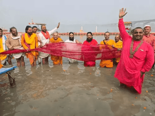 महंतों ने सरयू को चढ़ाई 151 फीट की चुनरी:बड़ा भक्तमाल मंदिर से ढोल नगाड़ों के साथ शोभायात्रा निकाली, सरयू पूजन किया