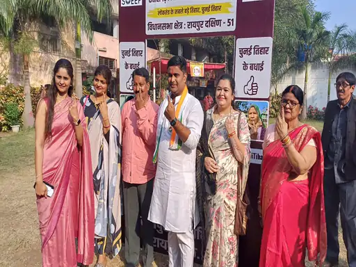 रायपुर दक्षिण उपचुनाव…शाम 5 बजे तक 46% मतदान:पोलिंग बूथ पर BJP कार्यकर्ता-पुलिसकर्मियों में झड़प, कांग्रेसियों से भी बहस, फोर्स ने सभी को हटाया