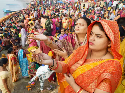 कार्तिक पूर्णिमा स्नान को उमड़े लोग:बलुआघाट पर एक माह से चल रहे मेले का आज से समापन