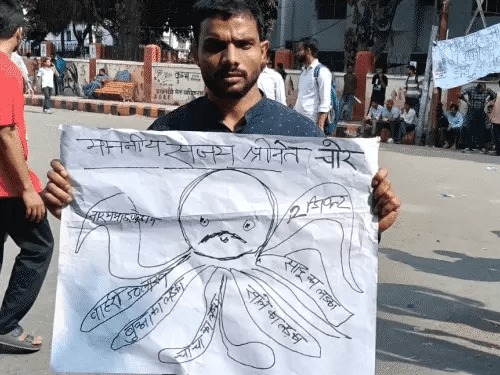 प्रयागराज में पोस्टर फाड़ने पर 11 छात्र हिरासत में:हजारों लड़कियां धरने पर, थाली बजाई; 48 घंटे से UPPSC के बाहर बैठे 20 हजार स्टूडेंट्स