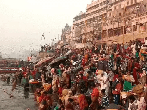 वाराणसी में 30 लाख से अधिक श्रद्धालु:10 प्रमुख गंगा घाटों पर पांच लाख लोग, गलियों में लगी 5 किमी. लाइन; 5000 पुलिसकर्मी तैनात