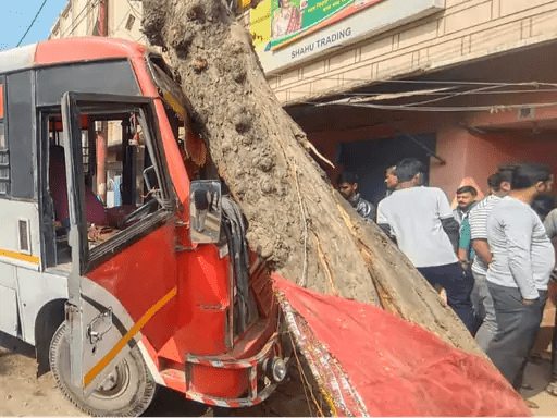 वाराणसी में महिला को रौंदकर बस पेड़ से भिड़ी:तेज रफ्तार रोडवेज बस के ड्राइवर को आई मिर्गी, पांच यात्रियों को मामूली चोट