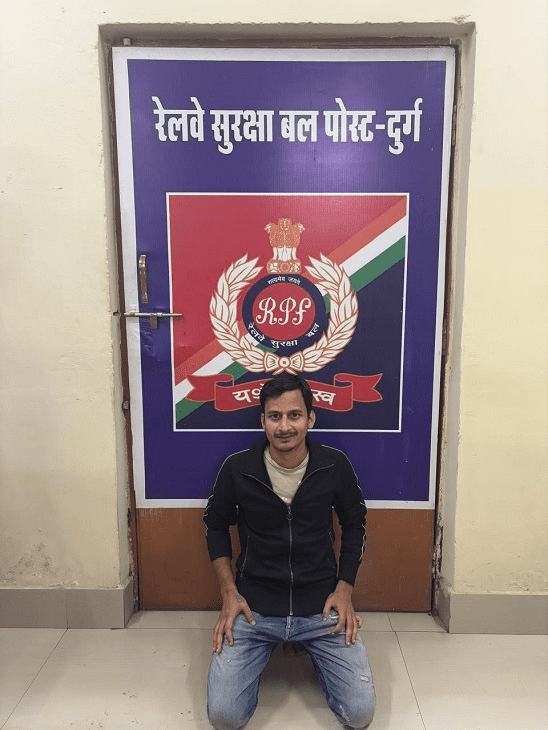 बॉलीवुड एक्टर सैफ अली खान पर हमले के एक संदिग्ध को छत्तीसगढ़ के दुर्ग रेलवे स्टेशन से पकड़ा गया है। शनिवार देर रात मुंबई पुलिस दुर्ग आरपीएफ पोस्ट पहुंची, जहां कई घंटे तक आकाश कन्नौजिया से पूछताछ की गई। पुलिस आज ट्रांजिट रिमांड पर उसे मुंबई ले जा सकती है।