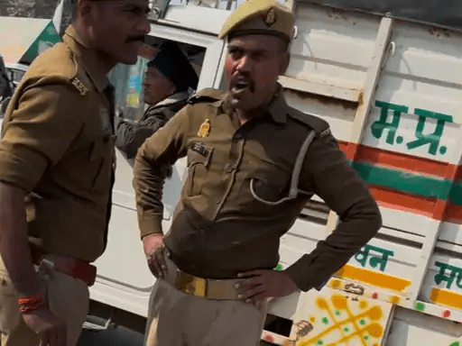 महाकुंभ में आए कथा वाचक से दरोगा की मारपीट, जेल:गाड़ी पार्किंग को लेकर हुई मारपीट, पुलिस ने दर्ज किया केस, दरोगा ने कहा वर्दी फाड़ दी