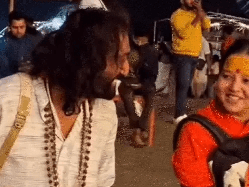 IIT बाबा के काशी के VIDEO वायरल:मणिकर्णिका घाट पर संतों के साथ बैठे, चिता की भस्म लगाई; विदेशी टूरिस्ट को समझाया अध्यात्म