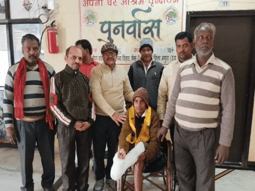 12 साल बाद खोए बेटे से मिलकर भावुक हुए पिता:सोनभद्र से गायब बेटा मथुरा में मिला,अपना घर आश्रम के संचालकों ने तलाशे परिजन