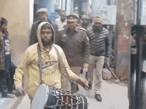 वाराणसी में सामूहिक-हत्याकांड के आरोपी घर बजी डुगडुगी:चाचा-चाची की परिवार समेत हत्या की थी, एक लाख का इनाम घोषित