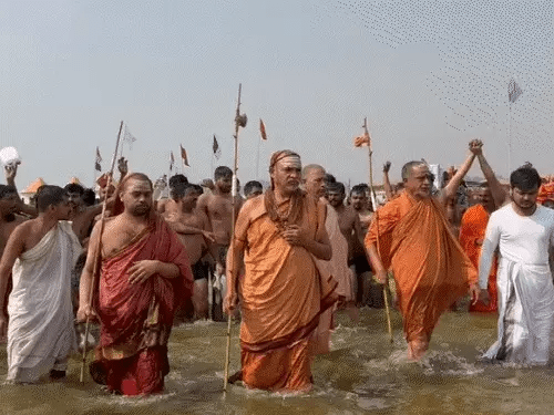 महाकुंभ में स्थिति सामान्य  : तीन शंकराचार्यों ने किया अमृत स्नान:नागा साधुओं ने तलवार लहराईं; श्रद्धालुओं ने पैरों की धूल बटोरी; हेलिकॉप्टर से फूल बरसाए